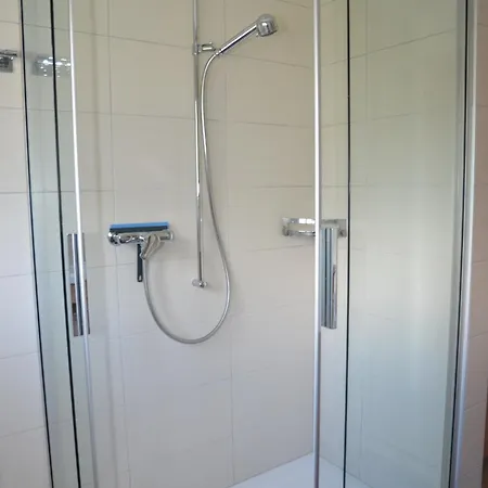 Grosse, Schoene Im Gruenen *