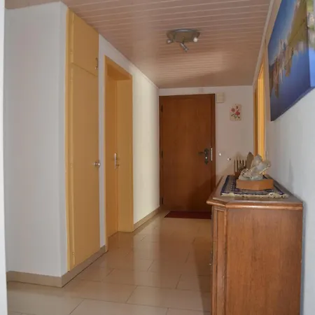 Grosse, Schoene Im Gruenen Apartment