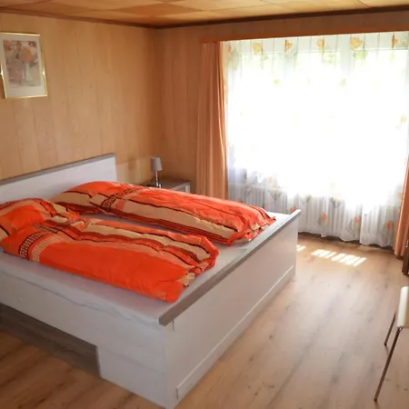 Grosse, Schoene Im Gruenen Brig