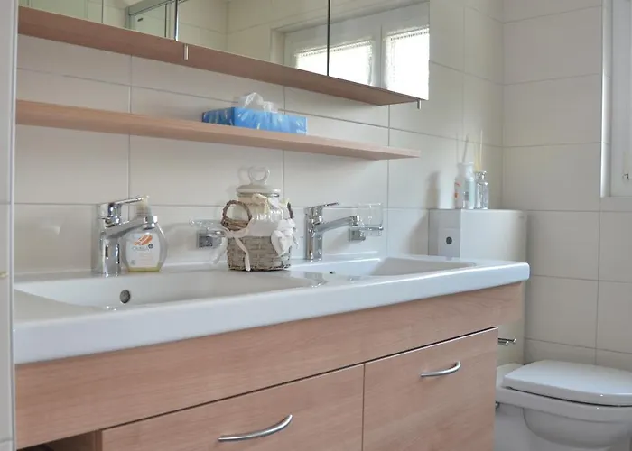 Grosse, Schoene Im Gruenen 布里格